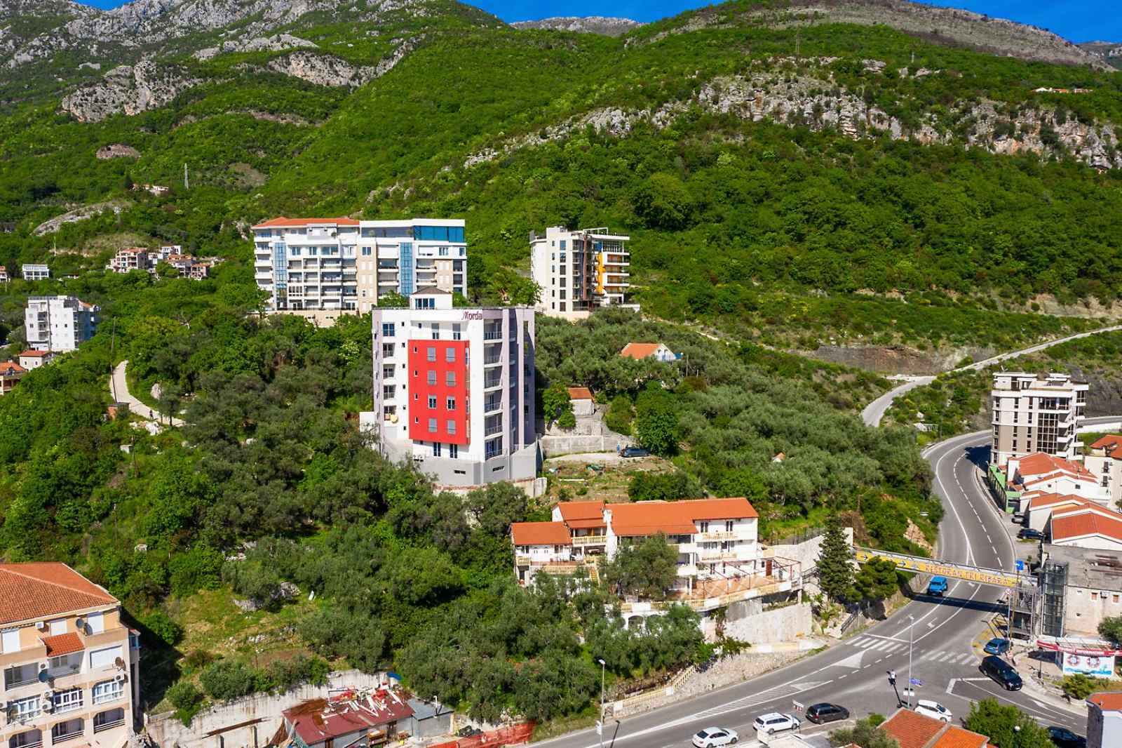 amforaproperty.com/Prelep trosoban luksuzno opremljen stan sa panoramskim pogledom u Rafailovićima