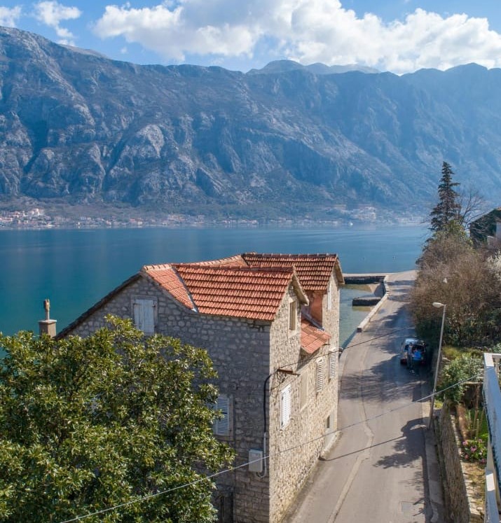 amforaproperty.com/Kamena kuća na samoj obali mora u Prčnju, Kotor