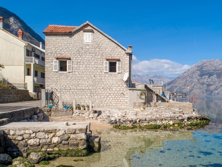 amforaproperty.com/Kamena kuća na samoj obali mora u Prčnju, Kotor