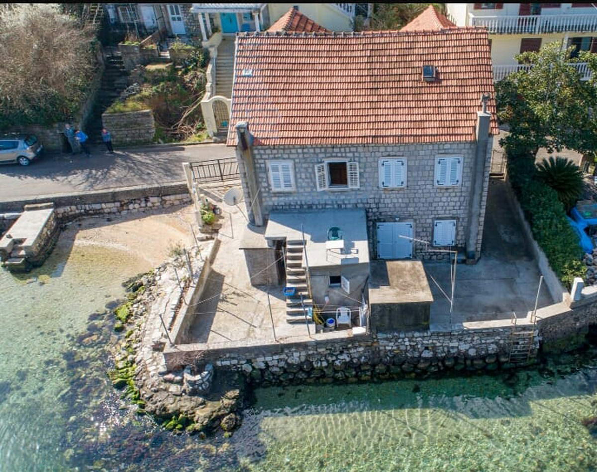 amforaproperty.com/Kamena kuća na samoj obali mora u Prčnju, Kotor