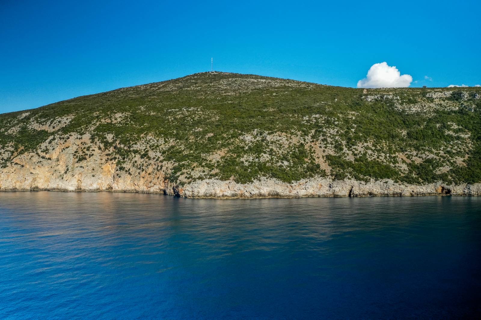 amforaproperty.com/Jedinstven plac površine 5000m2 na samoj obali mora, Zagora,opština Kotor.  (Mogućnost plaćanja kriptovalutama)