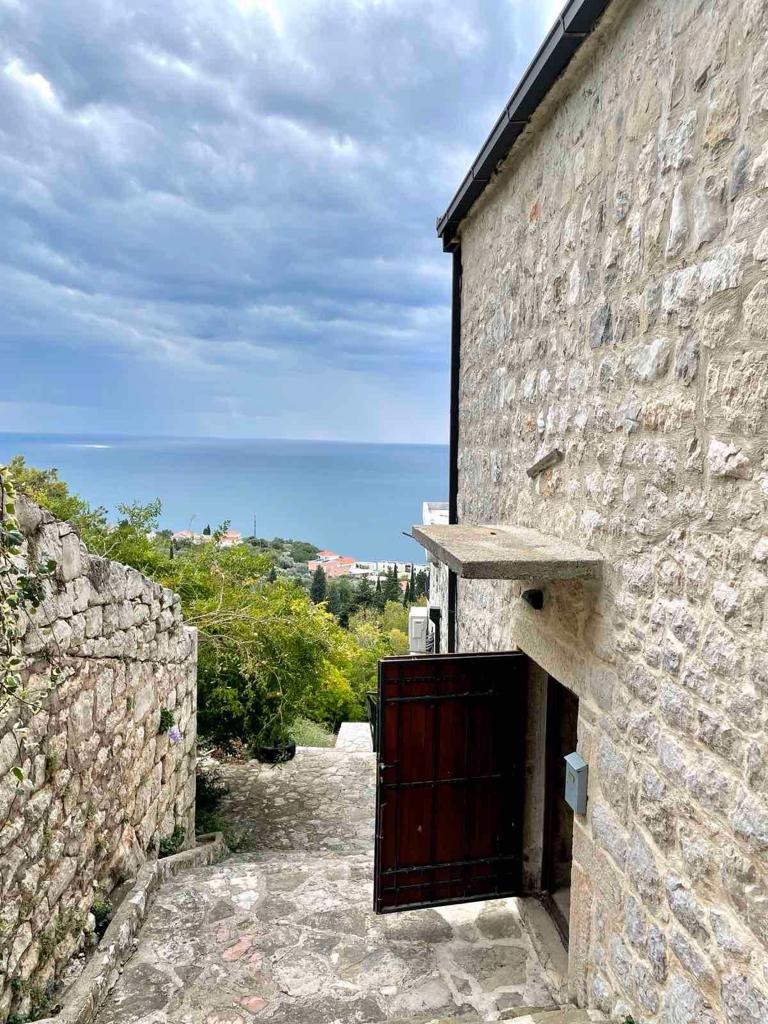 amforaproperty.com/Dve prelepe kamene kuće s pogledom na more.Reževići,Budva.