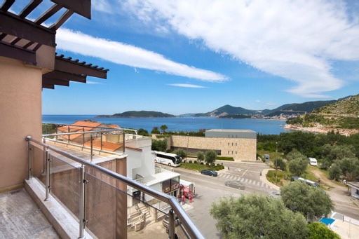 amforaproperty.com/Luksuzan trosoban stan (170m2) sa panoramskim pogledom na more.Kamenovo,Budva.