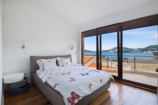amforaproperty.com/Luksuzan trosoban stan (170m2) sa panoramskim pogledom na more.Kamenovo,Budva.