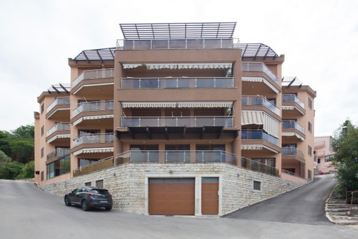 amforaproperty.com/Luksuzan trosoban stan (170m2) sa panoramskim pogledom na more.Kamenovo,Budva.