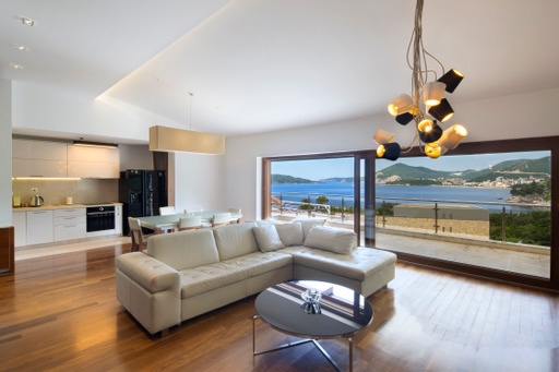 amforaproperty.com/Luksuzan trosoban stan (170m2) sa panoramskim pogledom na more.Kamenovo,Budva.