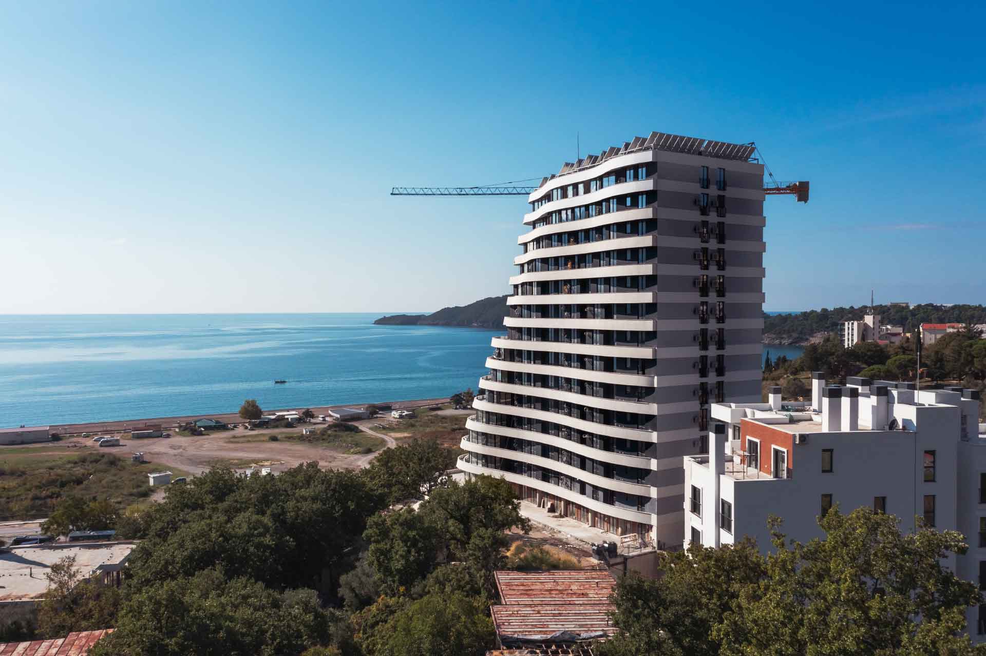 amforaproperty.com/Na prodaju jednosoban stan 37m2 sa pogledom na more u novom kompleksu Skyline Resort u Bečićima.