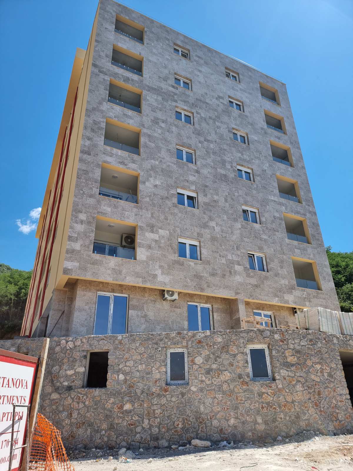 amforaproperty.com/Na prodaju jednosoban stan (43,7m2) u novoj zgradi sa pogledom na more.Becici