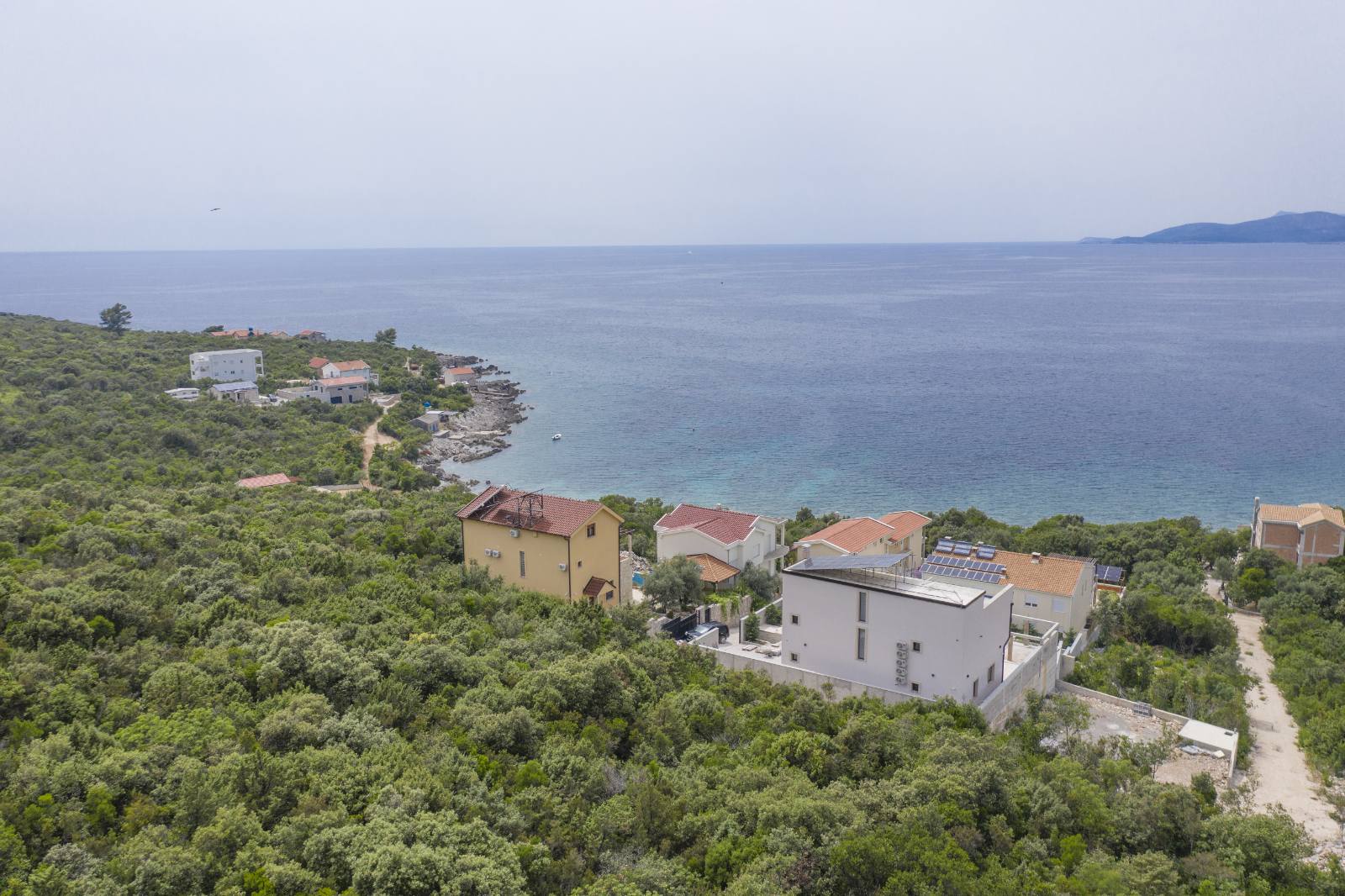 amforaproperty.com/Prelepa vila na 50m od plaze sa bazenom i panoramskim pogledom na more.Zukovica-Kotor.