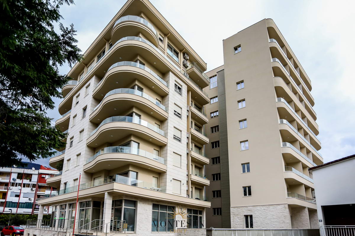 amforaproperty.com/Dvosoban luks stan 60m2 + 47m2 terasa u strogom centru Budve