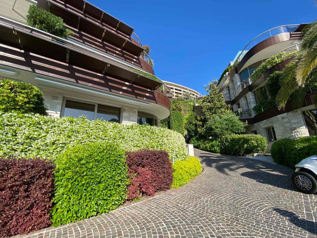 amforaproperty.com/Luksuzan jednosoban stan 94m2 u kompleksu «Dukley Gardens» Budva