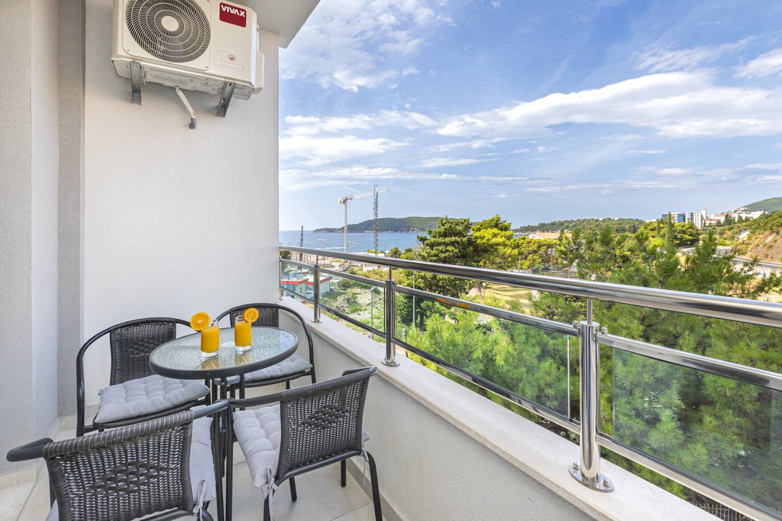 Dvosoban apartman sa pogledom na more, na 200m od plaže u zgradi Supermarketa IDEA (Becici) - Amfora Real Estate