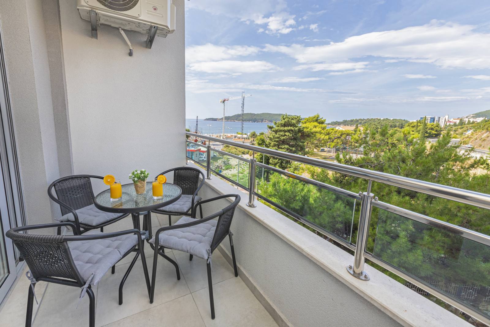 Dvosoban apartman sa pogledom na more, na 200m od plaže u zgradi Supermarketa IDEA (Becici) - Amfora Real Estate