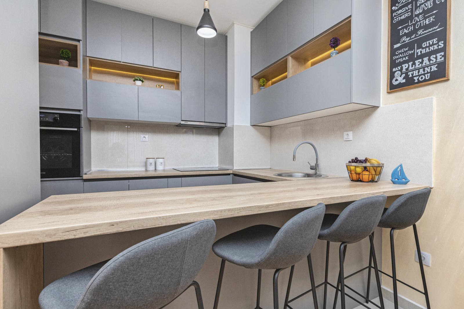 Dvosoban apartman sa pogledom na more, na 200m od plaže u zgradi Supermarketa IDEA (Becici) - Amfora Real Estate