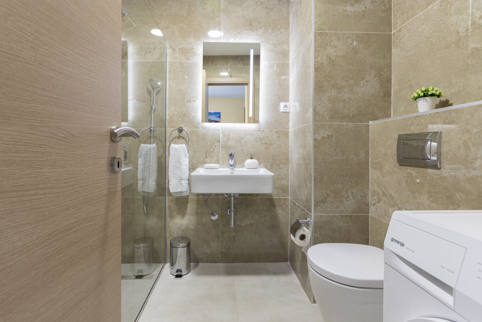 Dvosoban apartman sa pogledom na more, na 200m od plaže u zgradi Supermarketa IDEA (Becici) - Amfora Real Estate