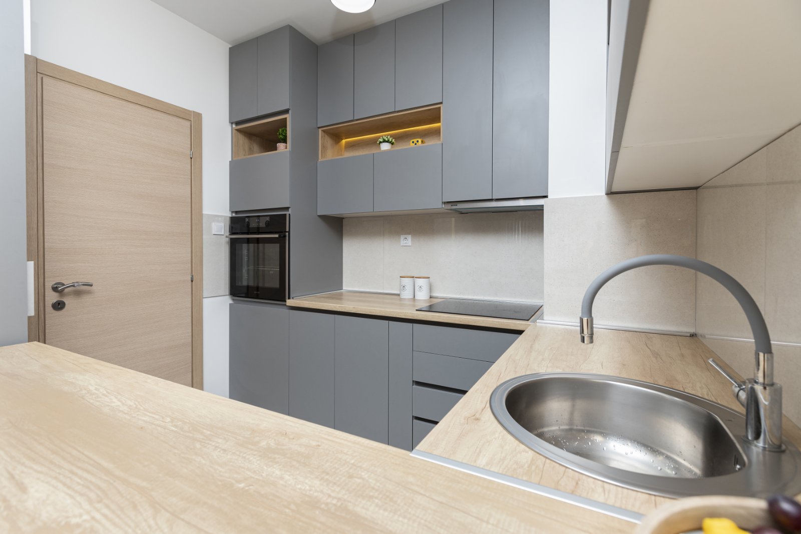 Dvosoban apartman sa pogledom na more, na 200m od plaže u zgradi Supermarketa IDEA (Becici) - Amfora Real Estate