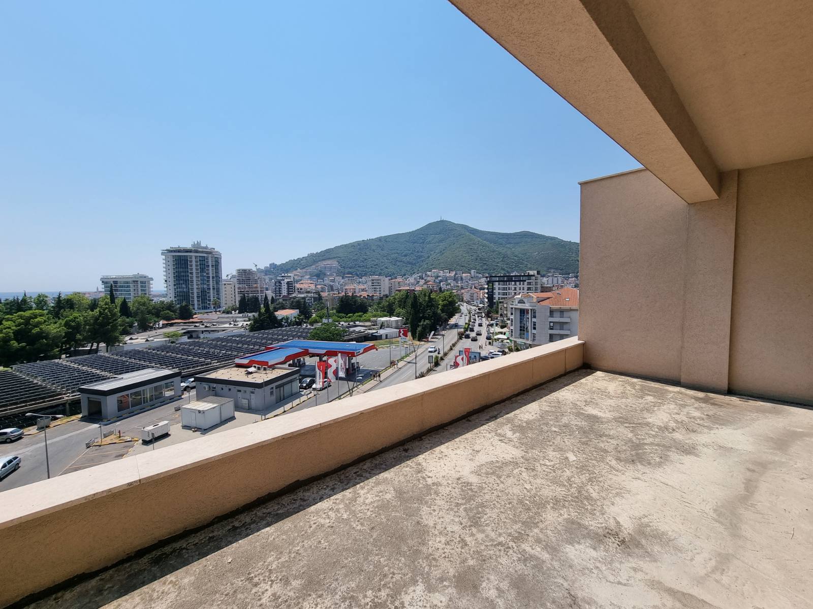 amforaproperty.com/Dvosoban stan 100m2 sa pogledom na more,na fantastičnoj lokaciji na bulevaru Jadranski put u Budvi.