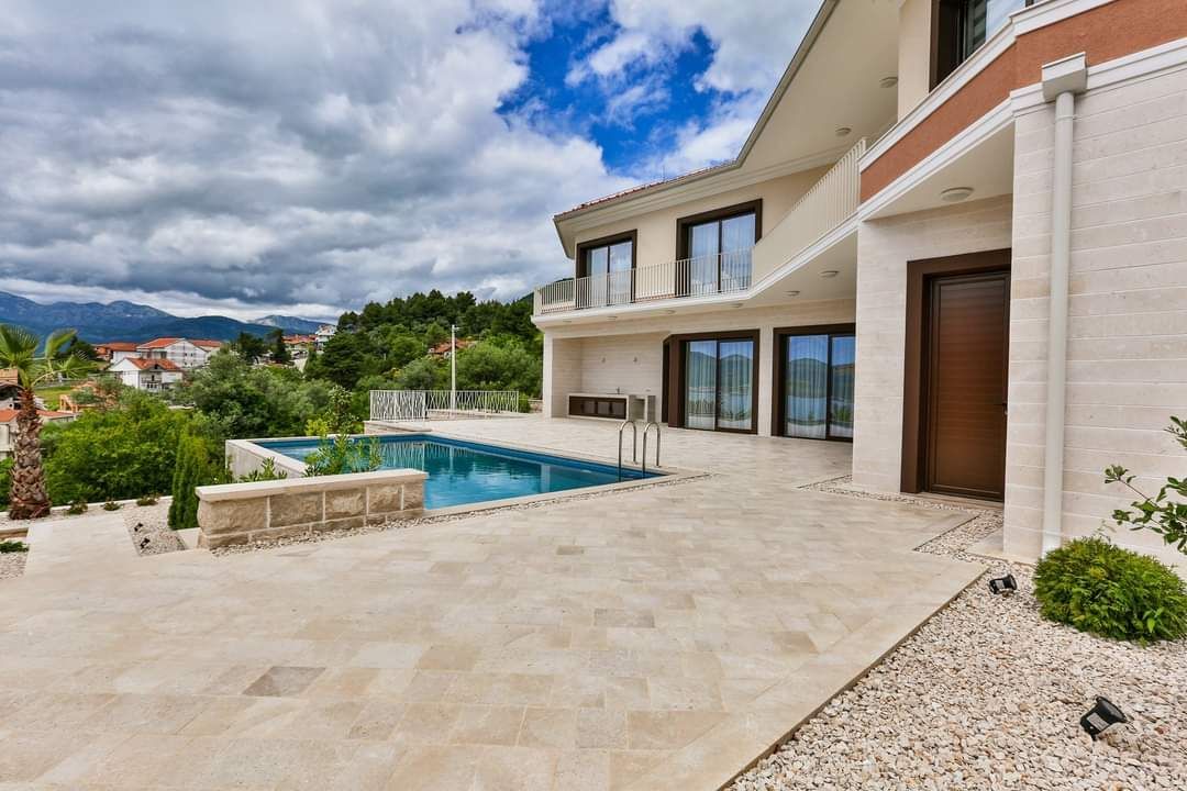 amforaproperty.com/Nova vila s bazenom i panoramskim pogledom Tivat-Kava.