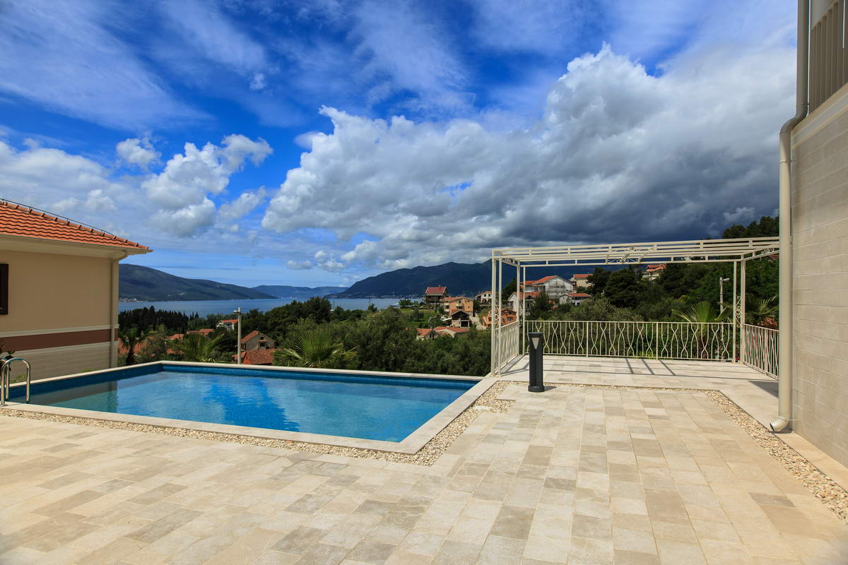 amforaproperty.com/Nova vila s bazenom i panoramskim pogledom Tivat-Kava.