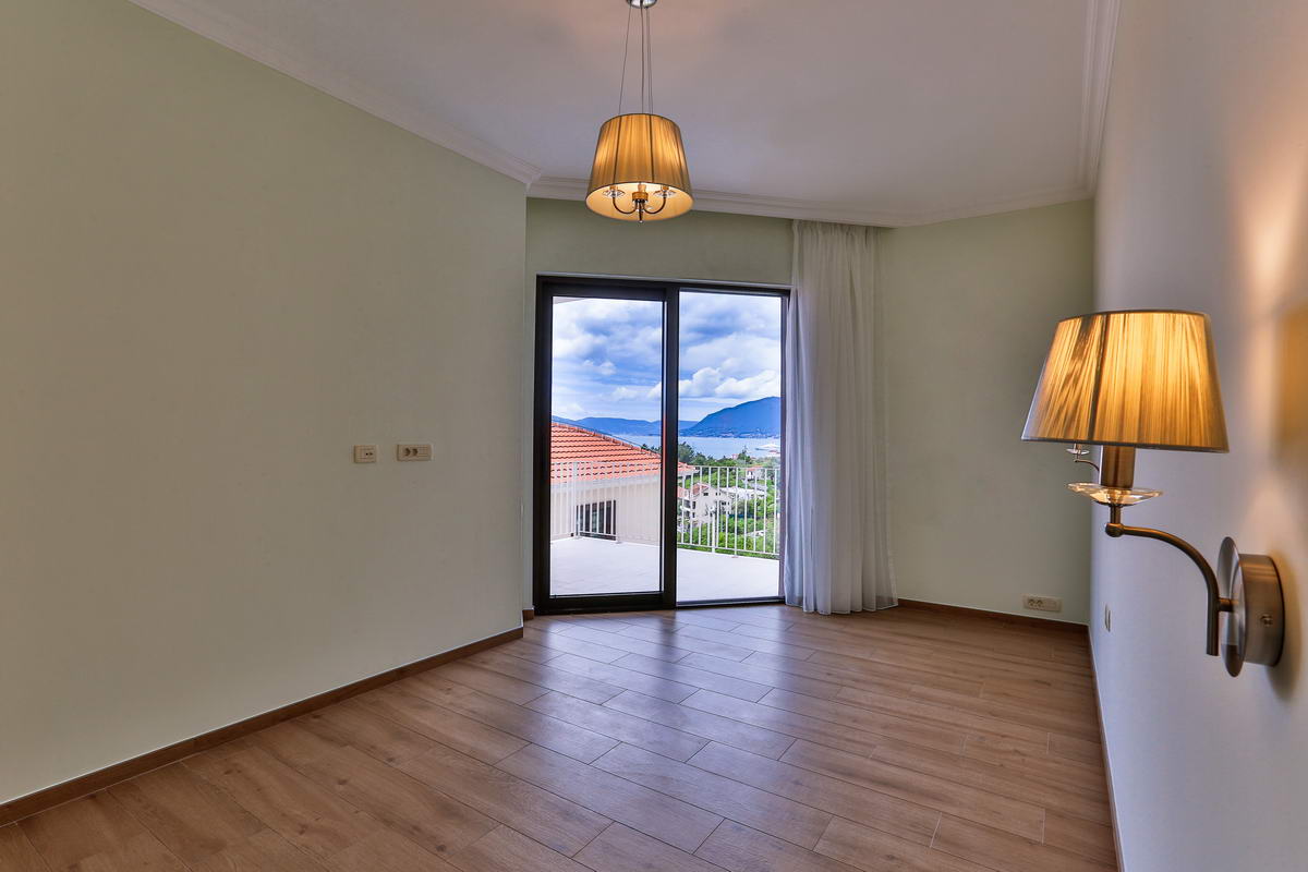 amforaproperty.com/Nova vila s bazenom i panoramskim pogledom Tivat-Kava.