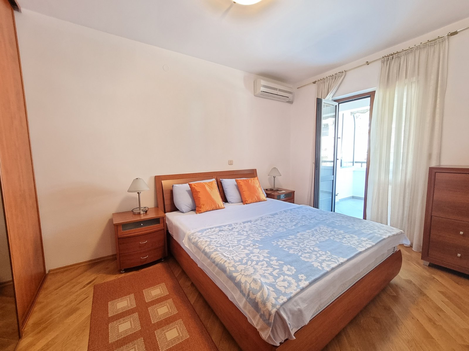 amforaproperty.com/Dvosoban stan na odličnoj lokaciji u Budvi.(Na duzi period)