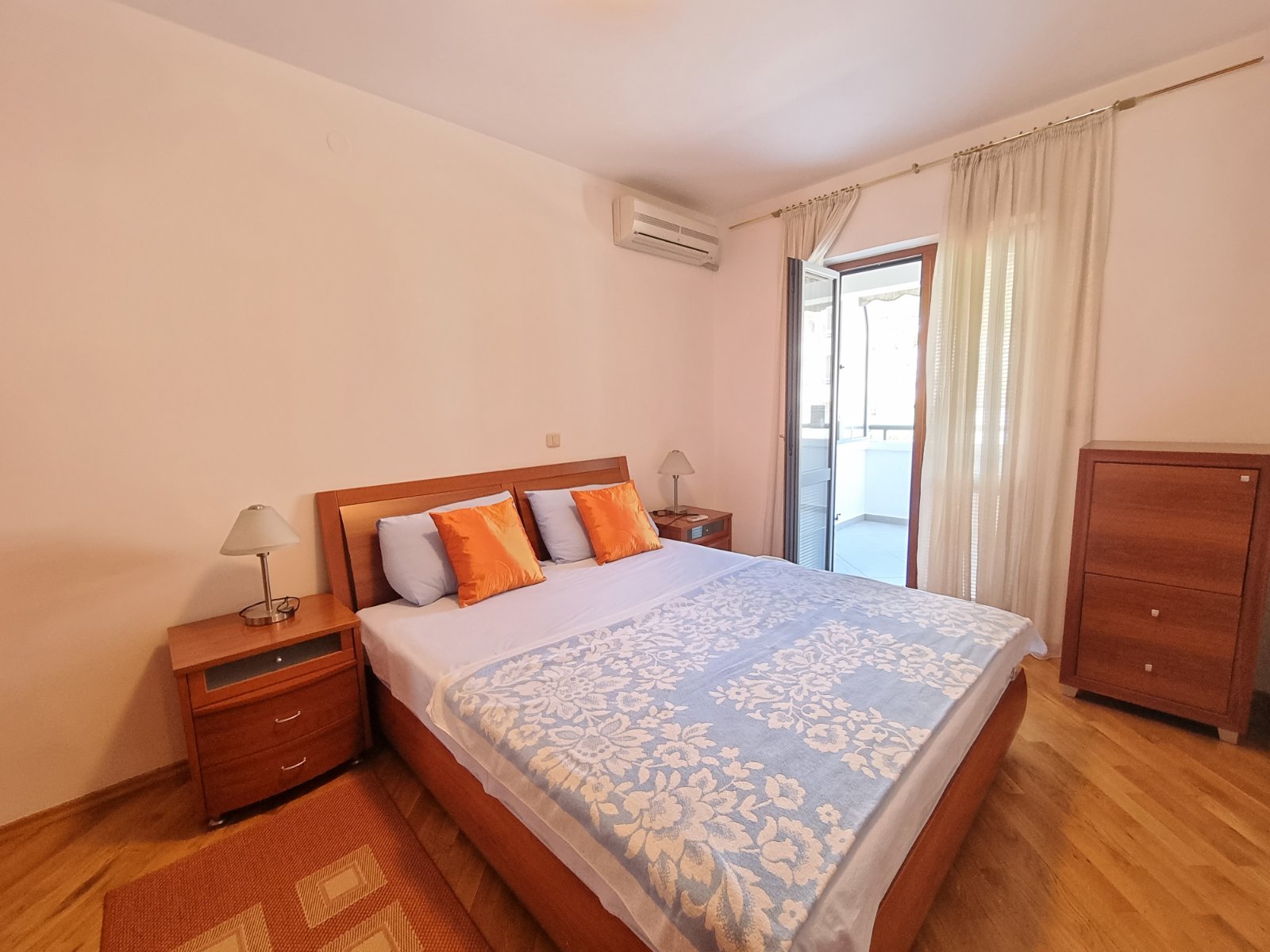 amforaproperty.com/Dvosoban stan na odličnoj lokaciji u Budvi.(Na duzi period)