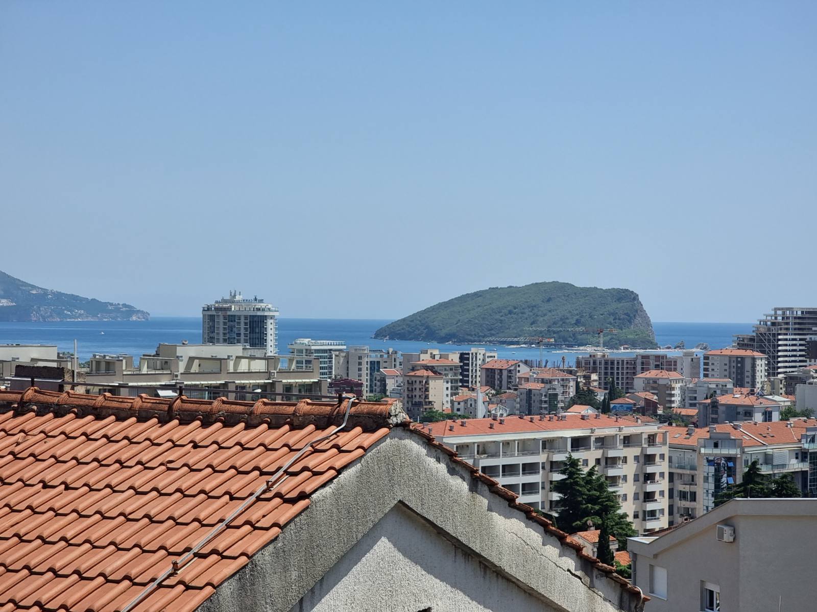 amforaproperty.com/Dvosoban stan 130m2 sa prelepim pogledom na more i grad,Budva-Dubovica lux