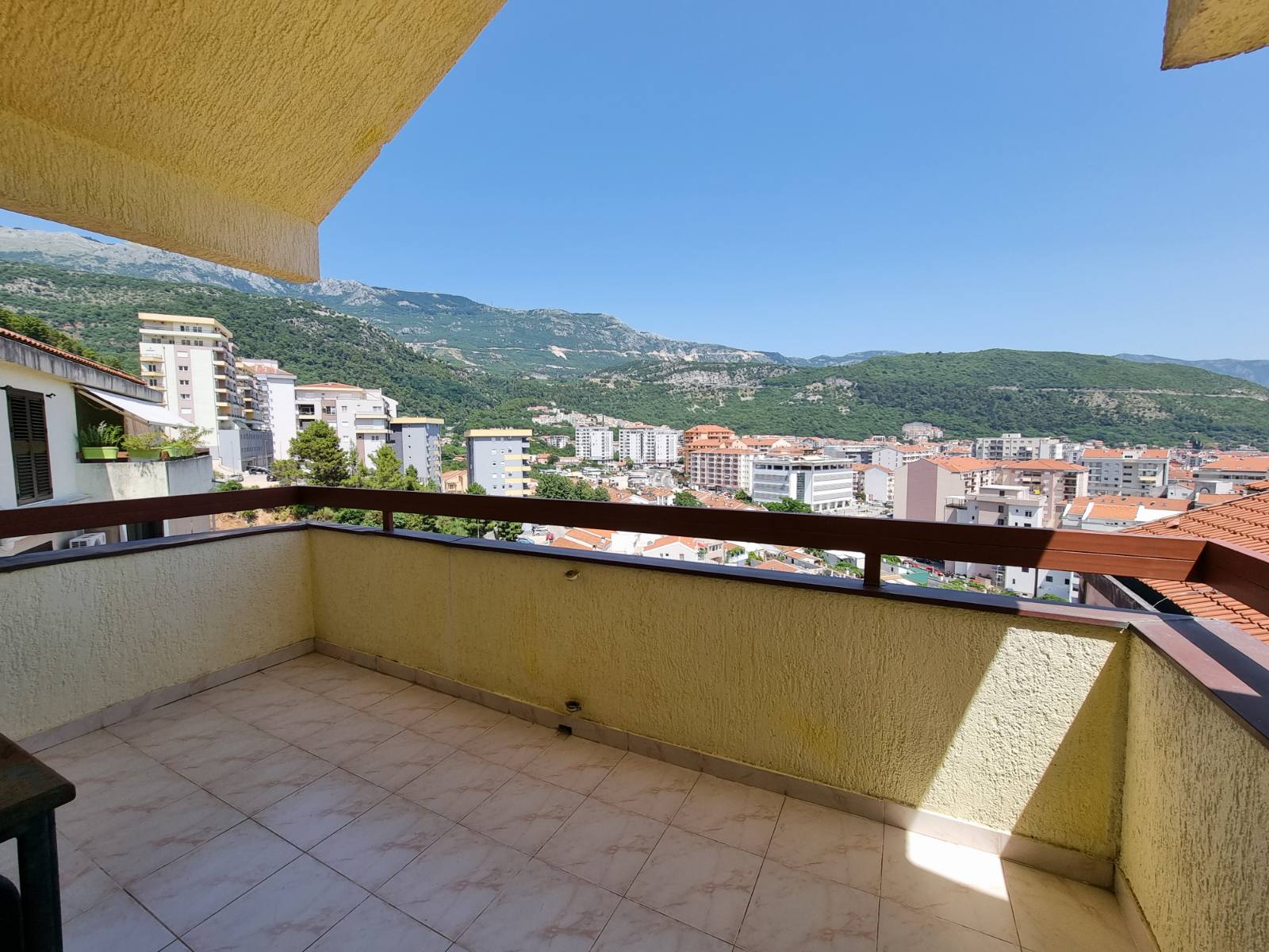 amforaproperty.com/Dvosoban stan 130m2 sa prelepim pogledom na more i grad,Budva-Dubovica lux