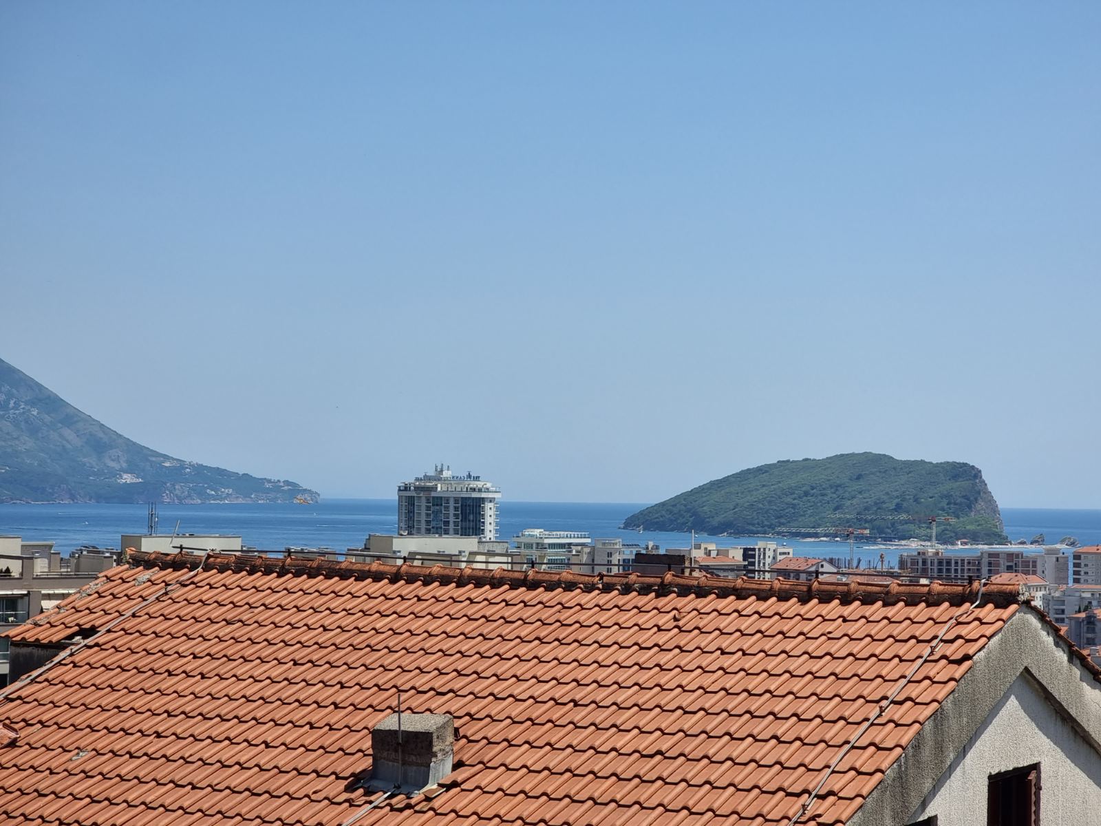 amforaproperty.com/Dvosoban stan 130m2 sa prelepim pogledom na more i grad,Budva-Dubovica lux