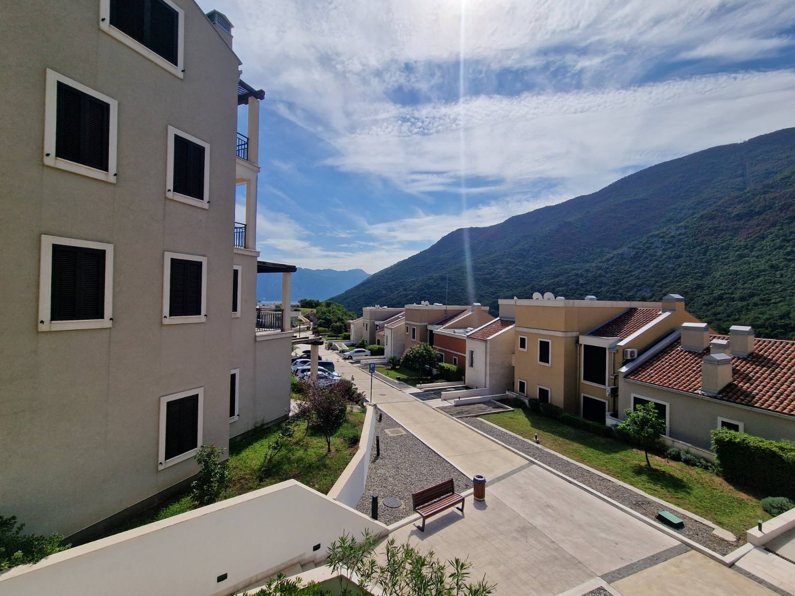 amforaproperty.com/Dvosoban stan sa pogledom na more, površine 83m2, u ekskluzivnom  kompleksu Lavender Bay, Kotor(Morinje)