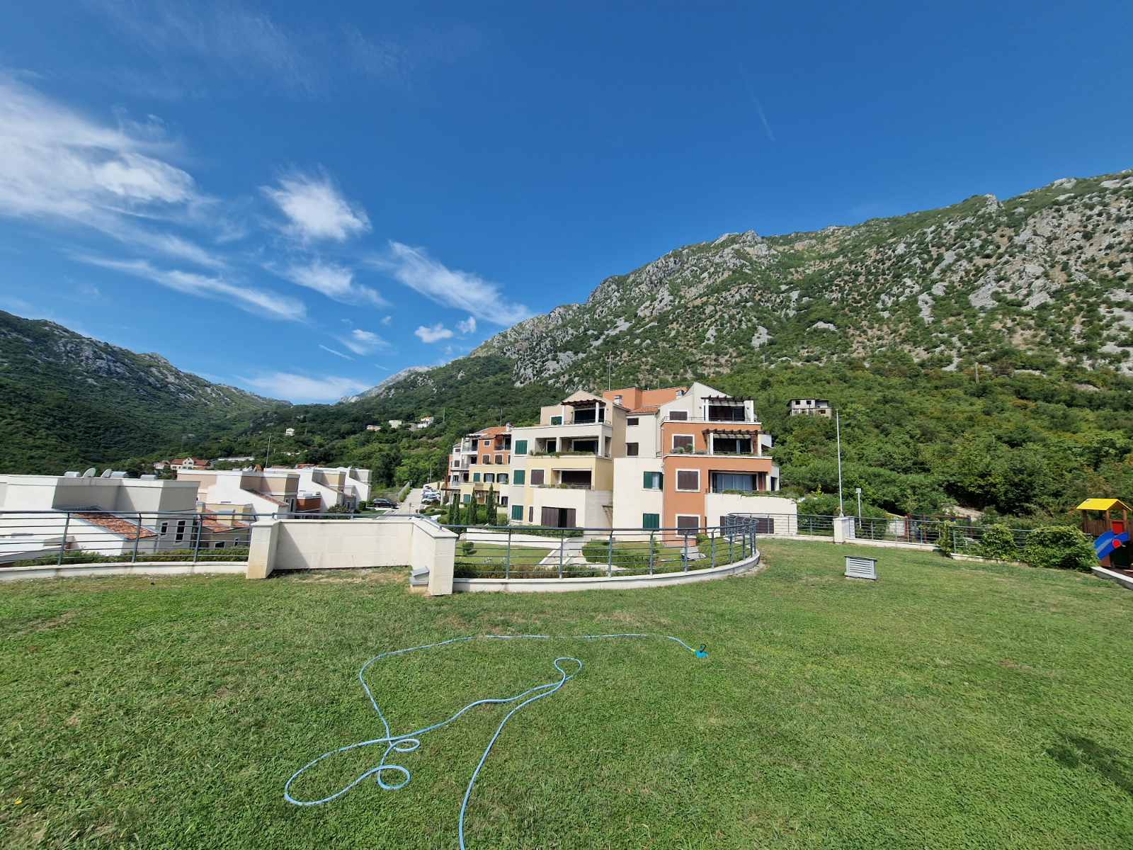 amforaproperty.com/Dvosoban stan sa pogledom na more, površine 83m2, u ekskluzivnom  kompleksu Lavender Bay, Kotor(Morinje)