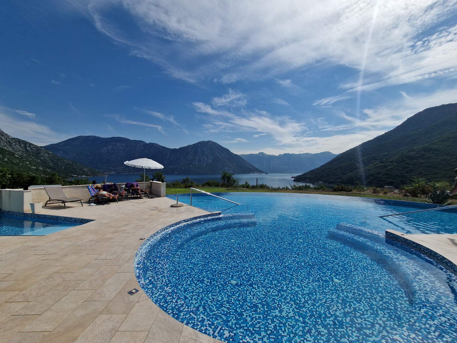 amforaproperty.com/Dvosoban stan sa pogledom na more, površine 83m2, u ekskluzivnom  kompleksu Lavender Bay, Kotor(Morinje)