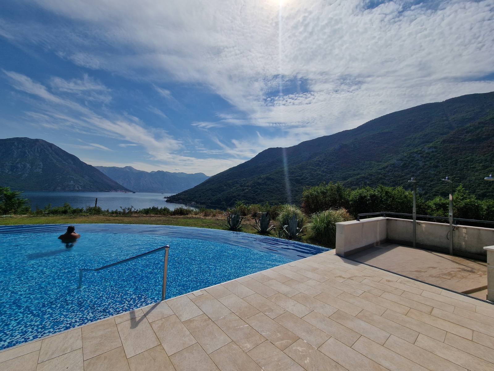 amforaproperty.com/Dvosoban stan sa pogledom na more, površine 83m2, u ekskluzivnom  kompleksu Lavender Bay, Kotor(Morinje)