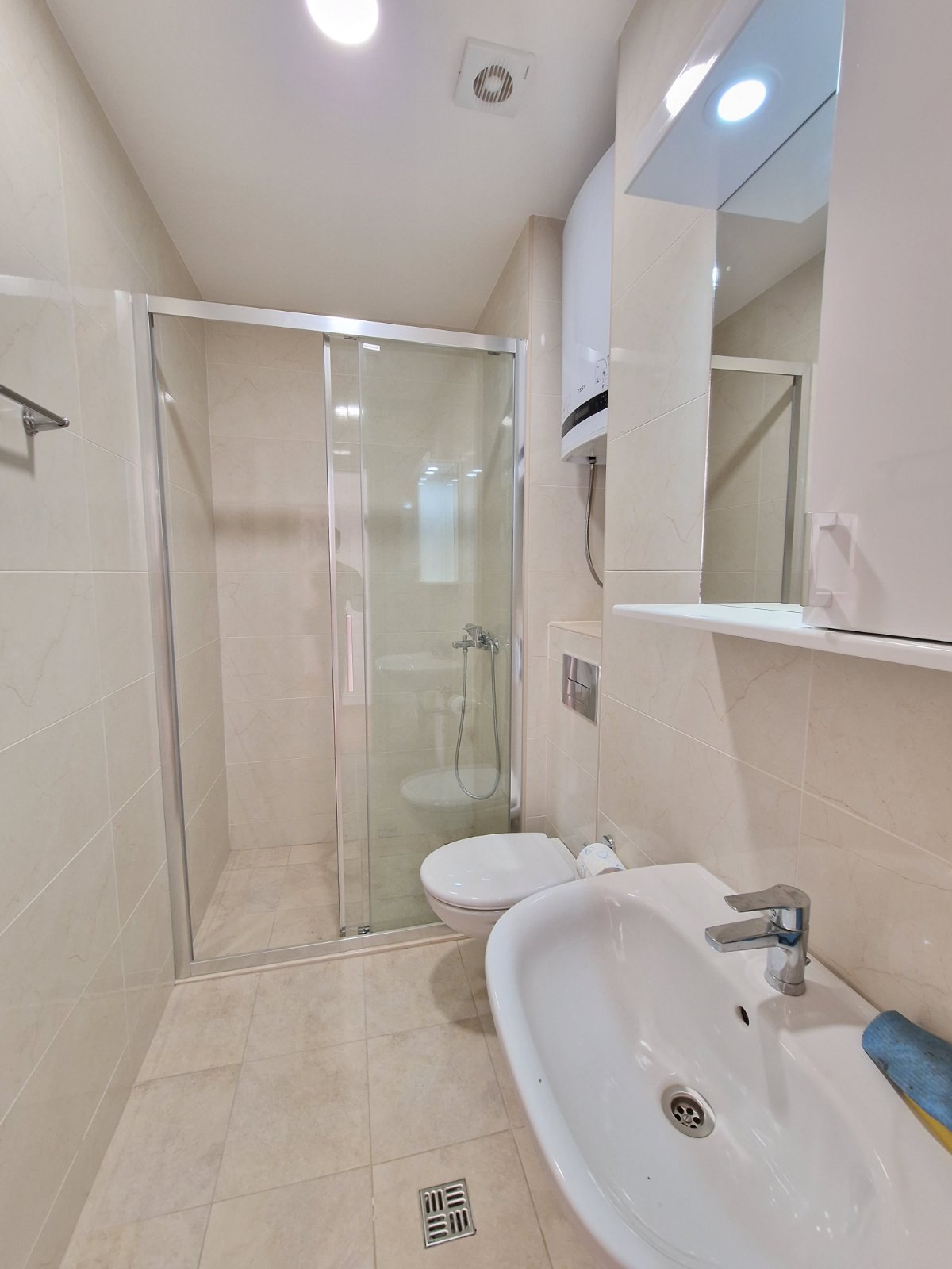 amforaproperty.com/Nov dvosoban stan 64m2 sa pogledom na grad,u Budvi kod autobuske stanice (CENTAR) 