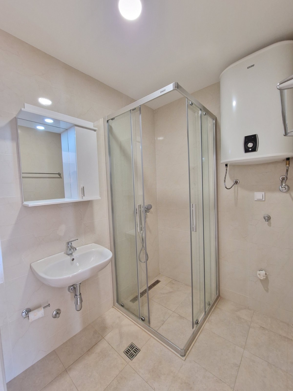 amforaproperty.com/Nov dvosoban stan 64m2 sa pogledom na grad,u Budvi kod autobuske stanice (CENTAR) 
