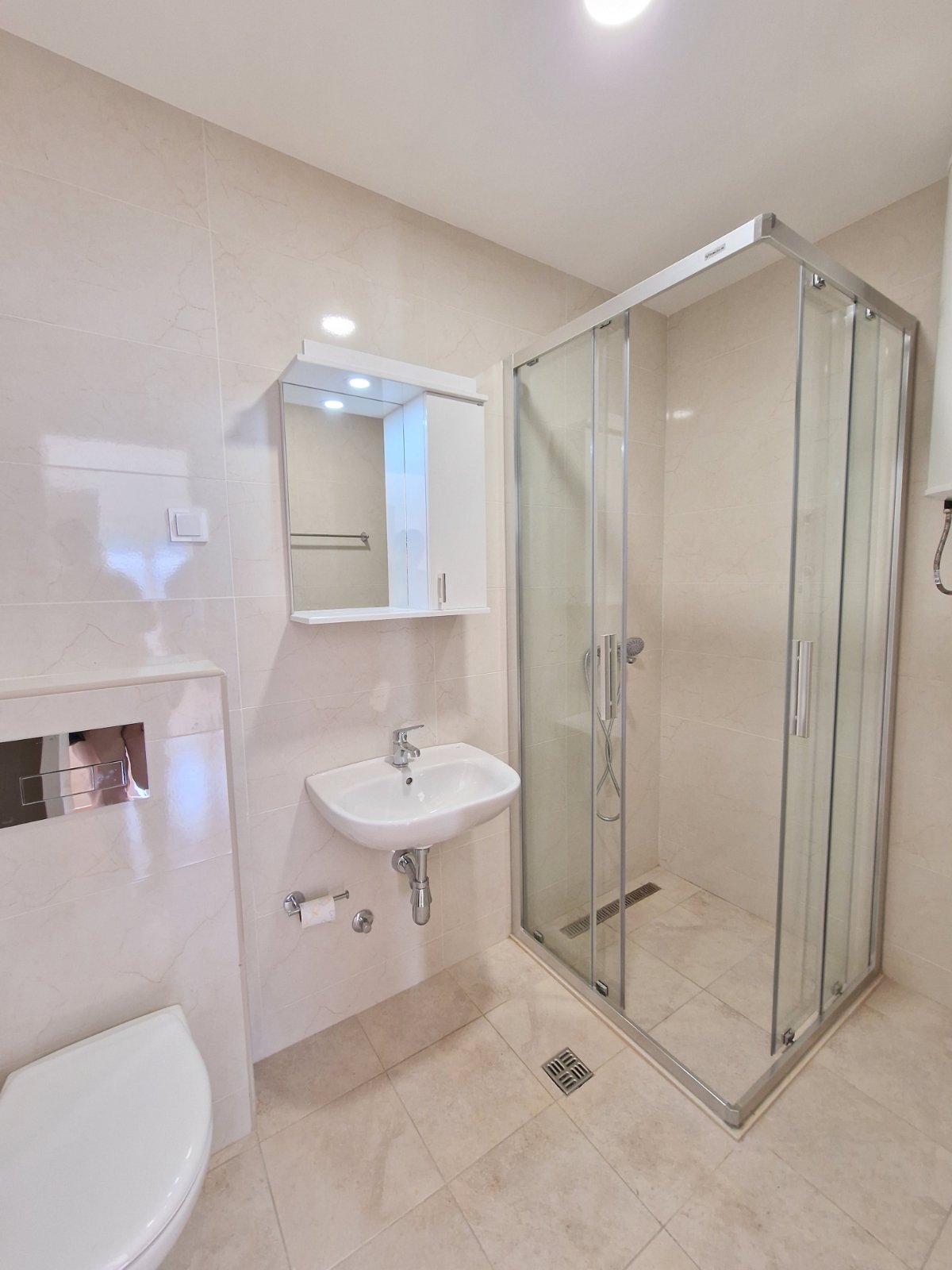 amforaproperty.com/Nov dvosoban stan 64m2 sa pogledom na grad,u Budvi kod autobuske stanice (CENTAR) 