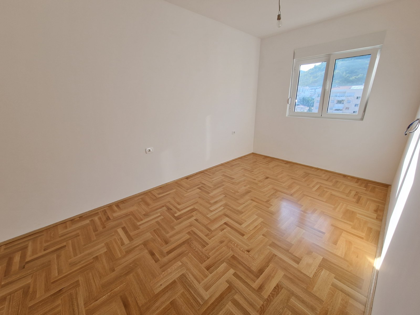 amforaproperty.com/Nov dvosoban stan 64m2 sa pogledom na grad,u Budvi kod autobuske stanice (CENTAR) 