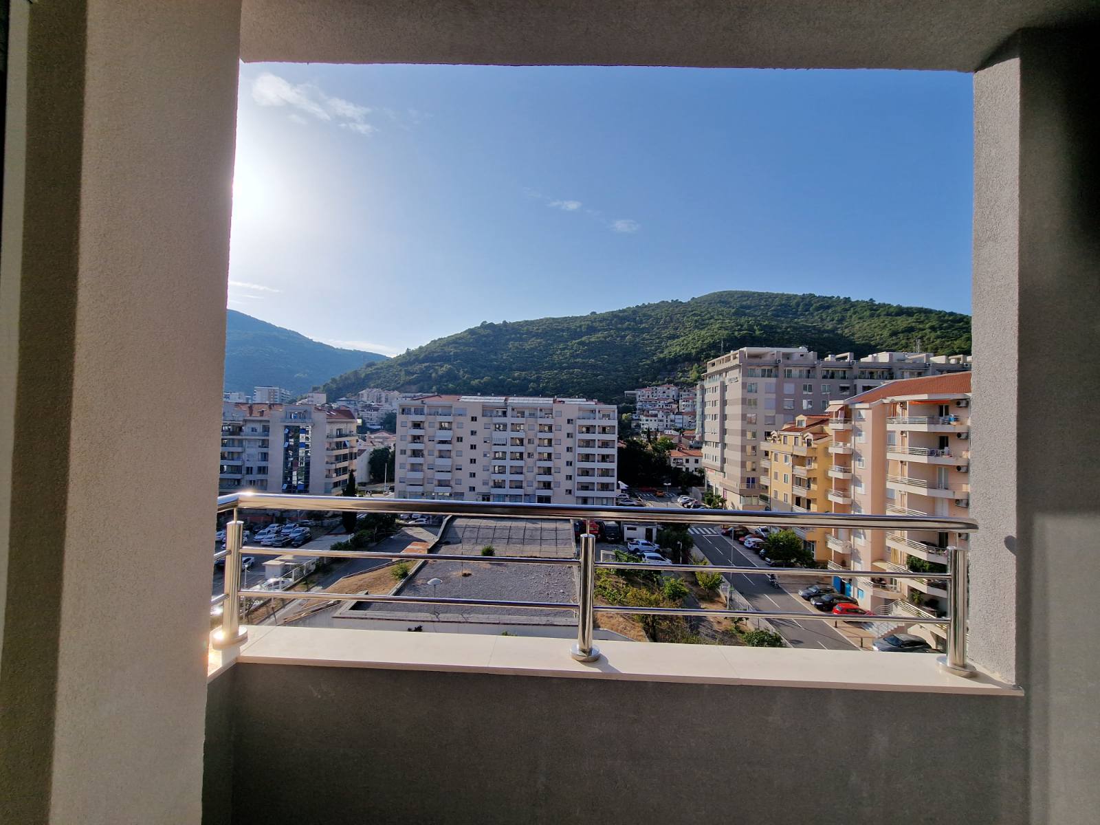 amforaproperty.com/Nov dvosoban stan 64m2 sa pogledom na grad,u Budvi kod autobuske stanice (CENTAR) 