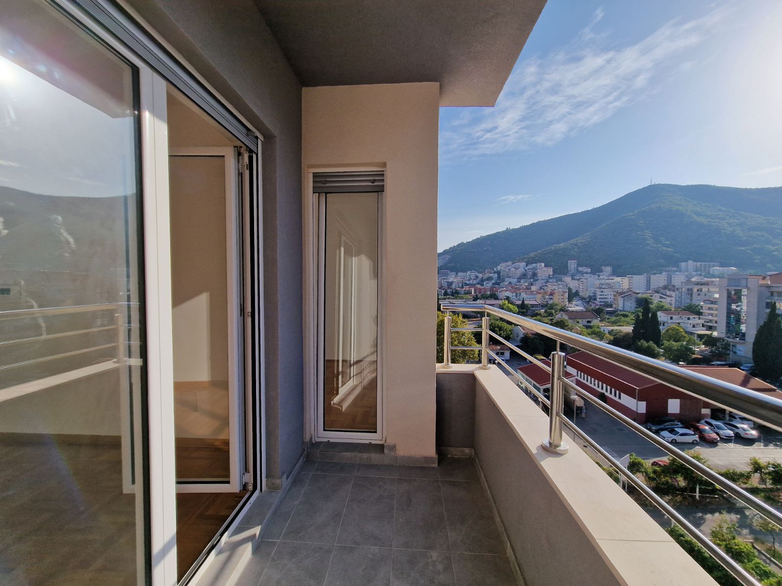 amforaproperty.com/Nov dvosoban stan 64m2 sa pogledom na grad,u Budvi kod autobuske stanice (CENTAR) 