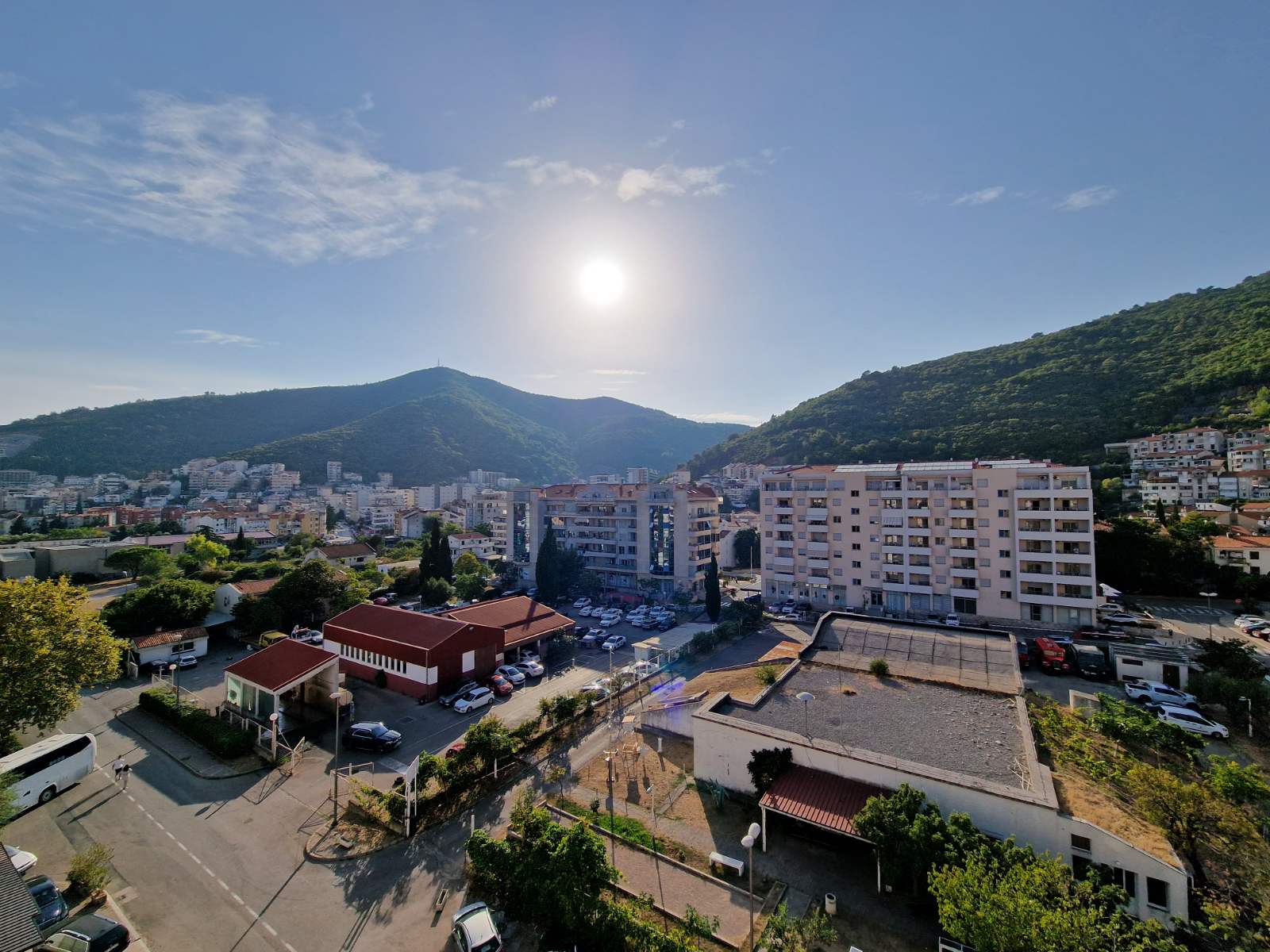 amforaproperty.com/Nov dvosoban stan 64m2 sa pogledom na grad,u Budvi kod autobuske stanice (CENTAR) 