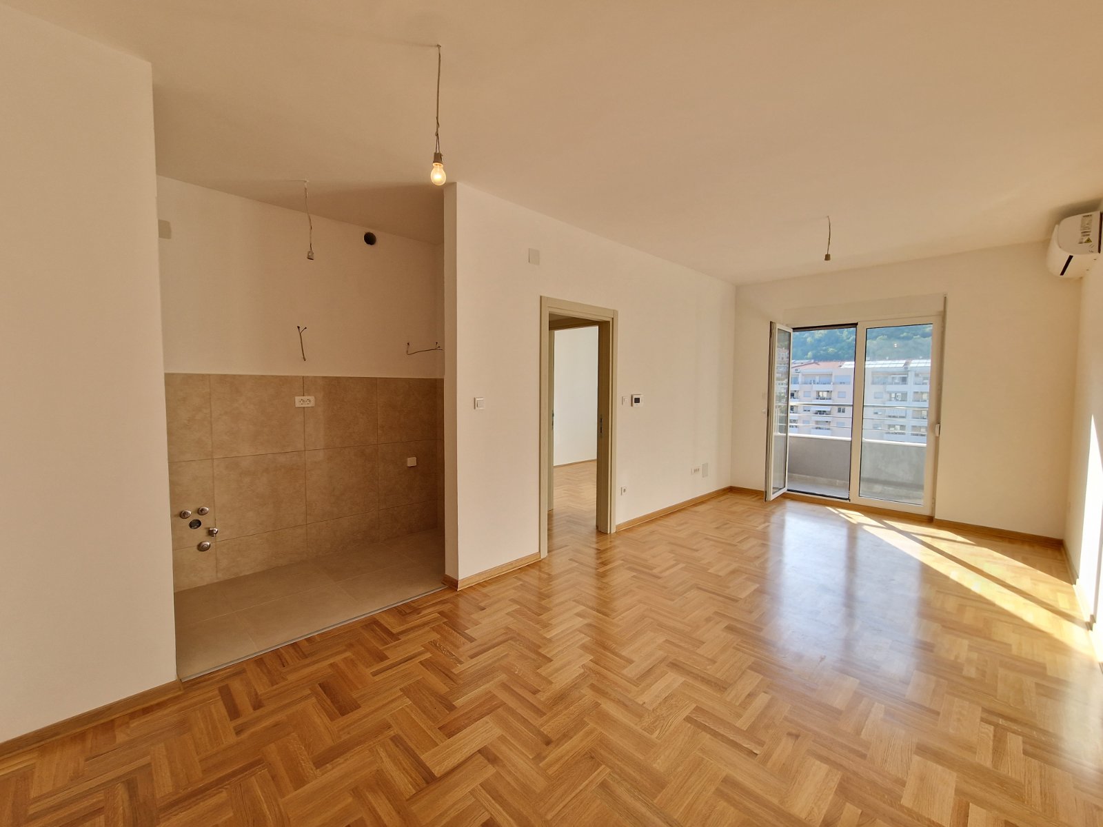 amforaproperty.com/Nov dvosoban stan 64m2 sa pogledom na grad,u Budvi kod autobuske stanice (CENTAR) 
