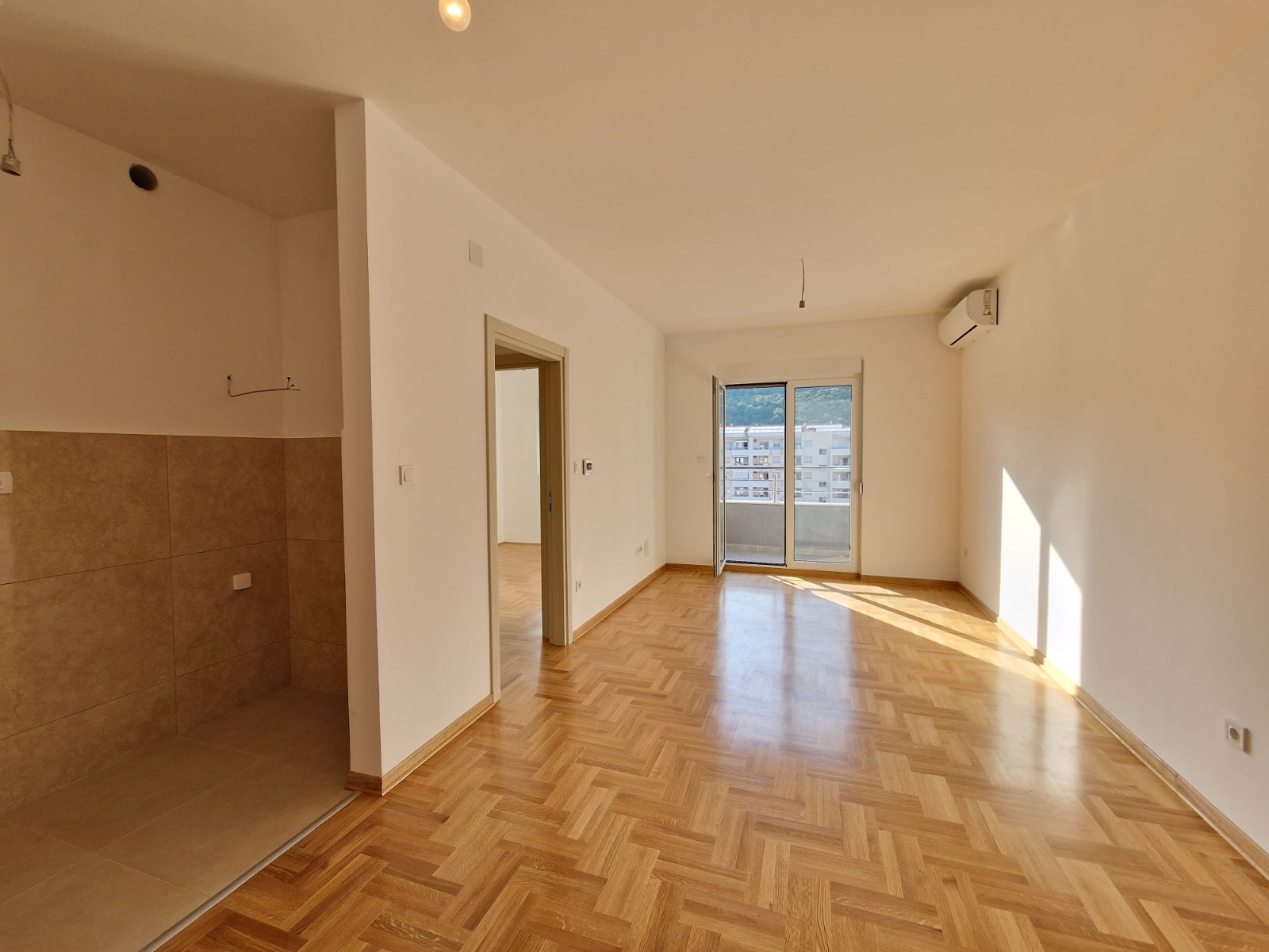 amforaproperty.com/Nov dvosoban stan 64m2 sa pogledom na grad,u Budvi kod autobuske stanice (CENTAR) 
