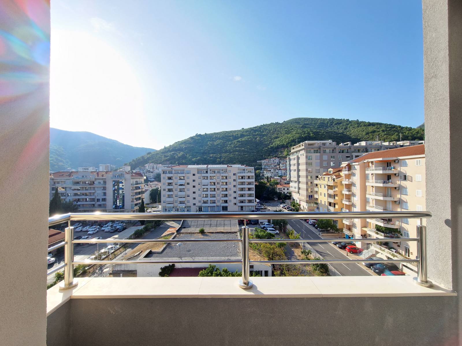 amforaproperty.com/Nov dvosoban stan 64m2 sa pogledom na grad,u Budvi kod autobuske stanice (CENTAR) 