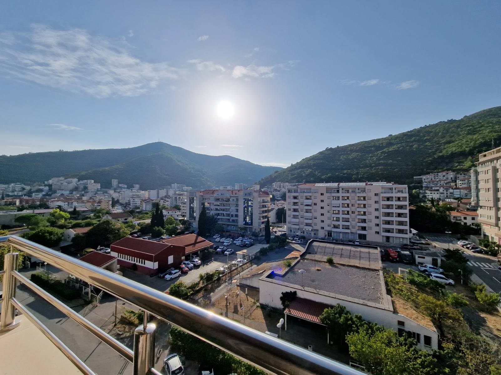 amforaproperty.com/Nov dvosoban stan 64m2 sa pogledom na grad,u Budvi kod autobuske stanice (CENTAR) 