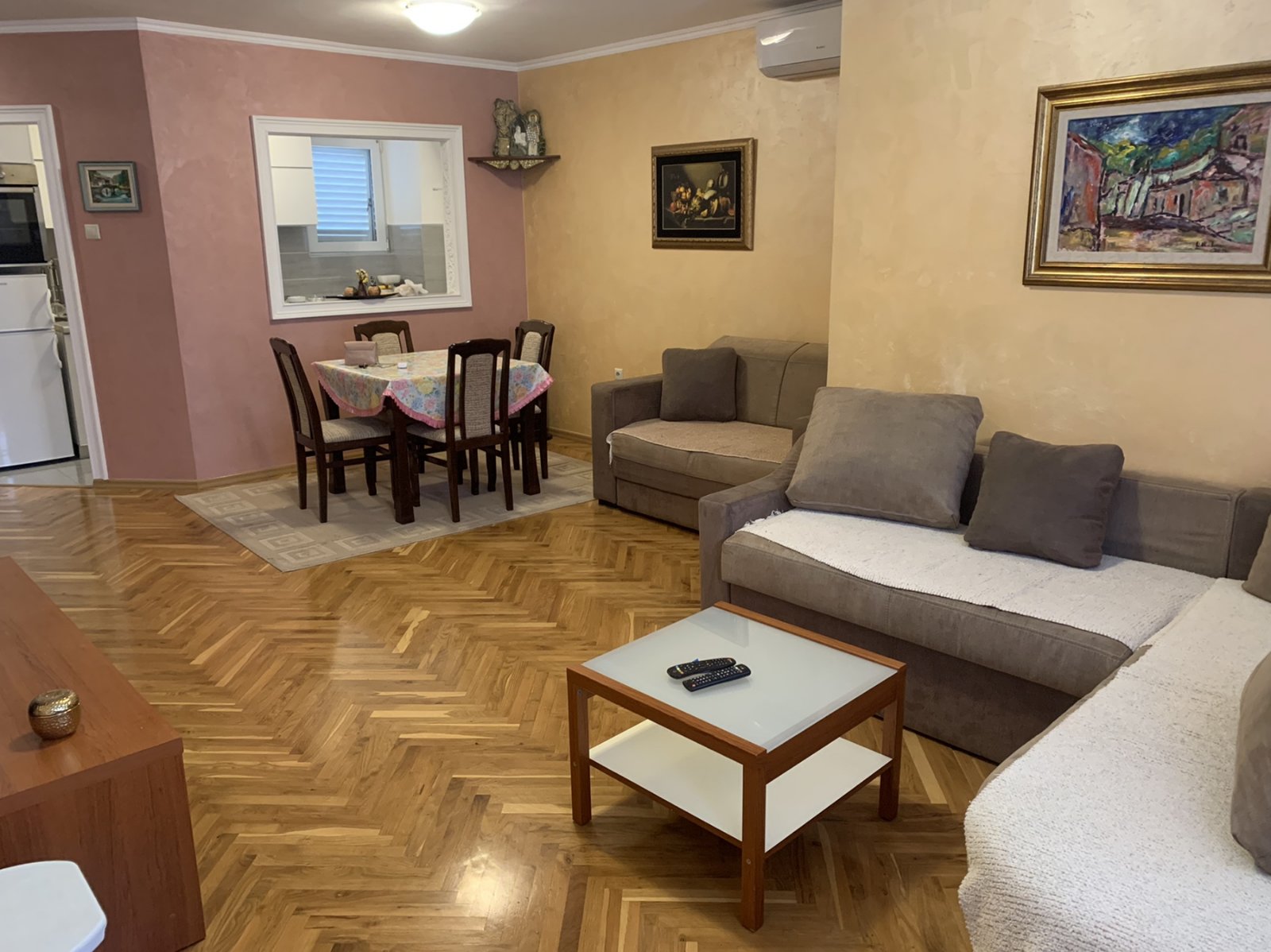 amforaproperty.com/Jednosoban stan sa panoramskim pogledom,na bulevaru -Jadranski put u Budvi. (NA DUZI PERIOD)