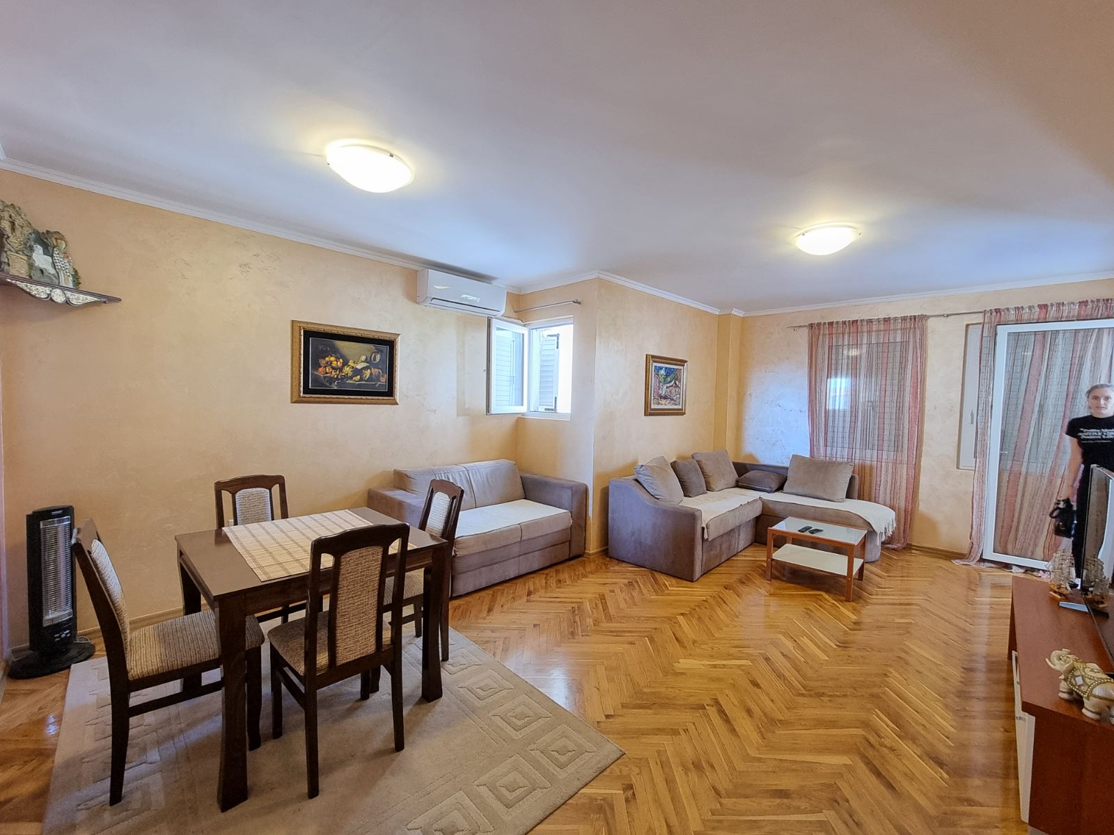 amforaproperty.com/Jednosoban stan sa panoramskim pogledom,na bulevaru -Jadranski put u Budvi. (NA DUZI PERIOD)