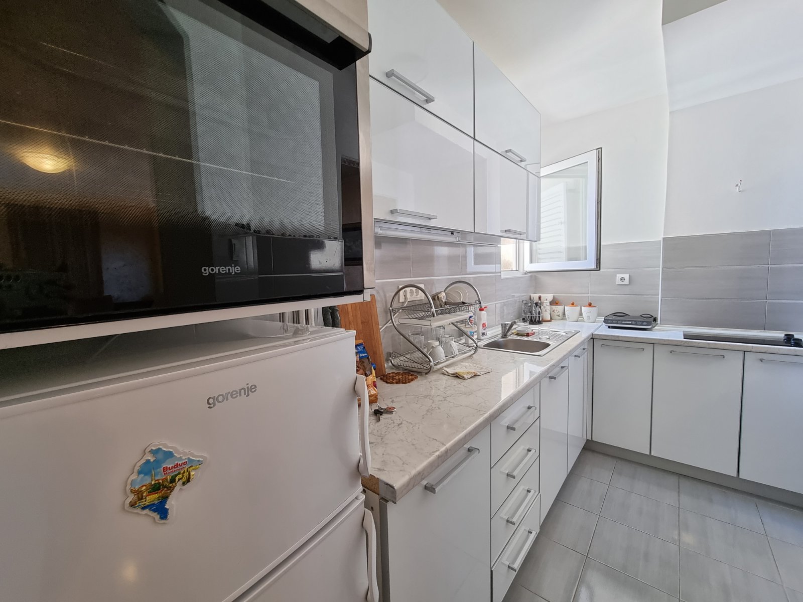 amforaproperty.com/Jednosoban stan sa panoramskim pogledom,na bulevaru -Jadranski put u Budvi. (NA DUZI PERIOD)