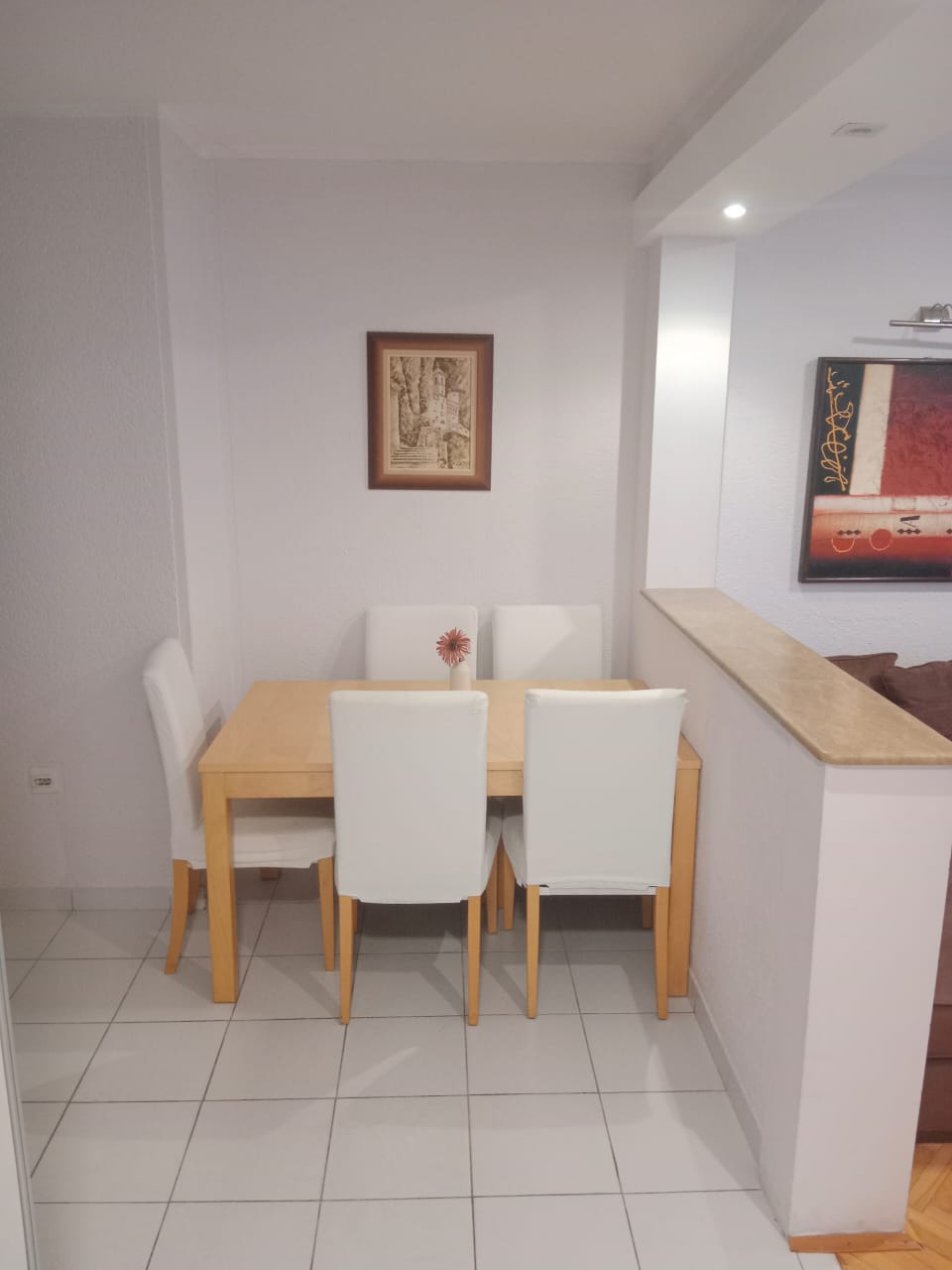 amforaproperty.com/Jednosoban  namešten stan, na odlicnoj lokaciji preko puta Hotela Hermes u Budvi. (NA DUZI PERIOD)