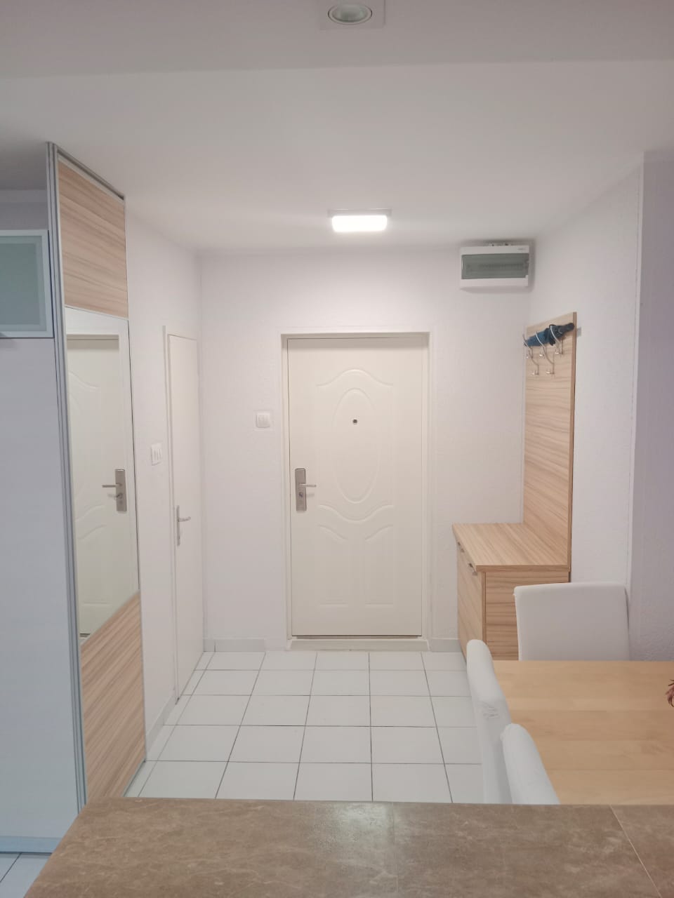 amforaproperty.com/Jednosoban  namešten stan, na odlicnoj lokaciji preko puta Hotela Hermes u Budvi. (NA DUZI PERIOD)