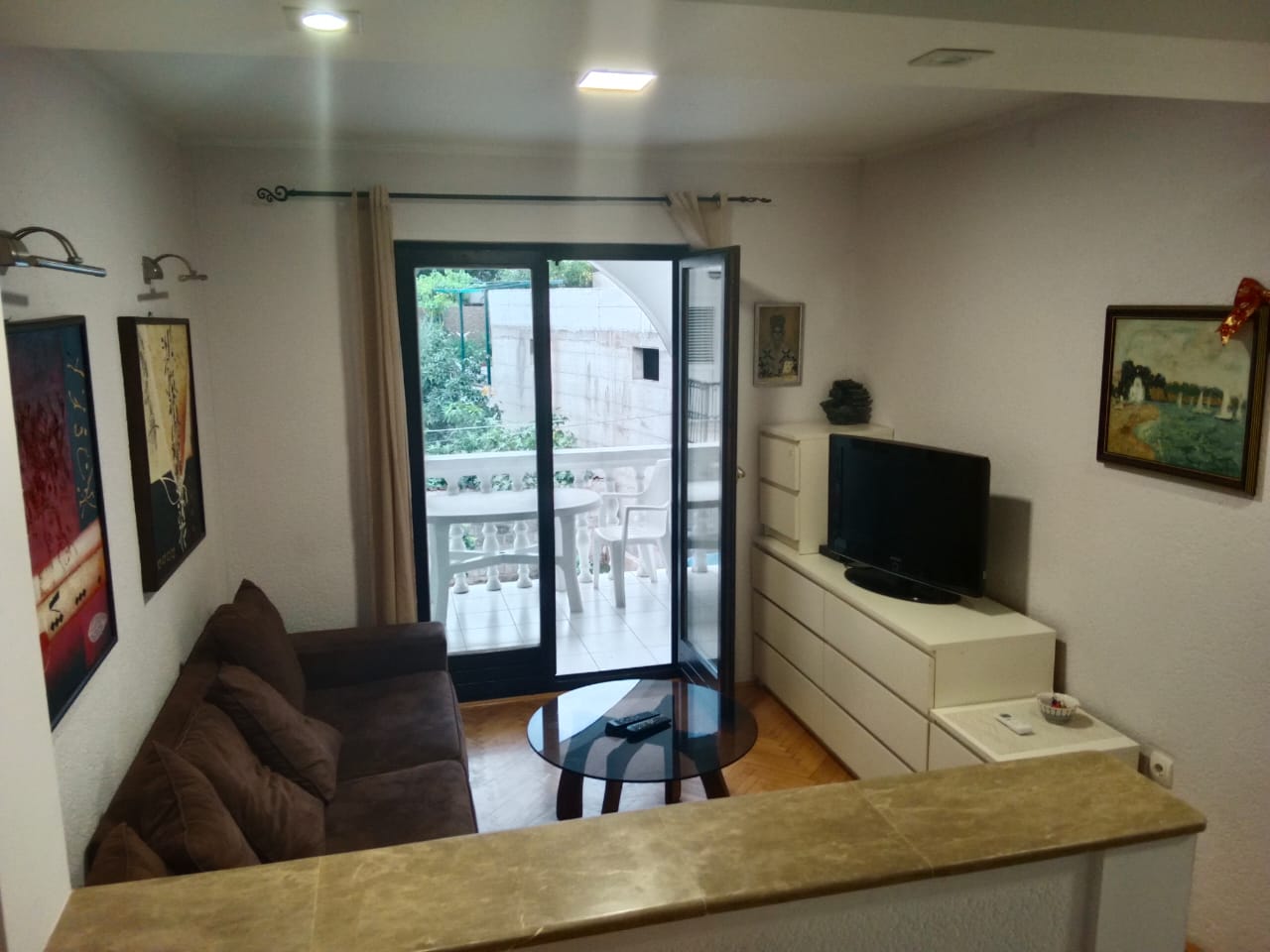 amforaproperty.com/Jednosoban  namešten stan, na odlicnoj lokaciji preko puta Hotela Hermes u Budvi. (NA DUZI PERIOD)